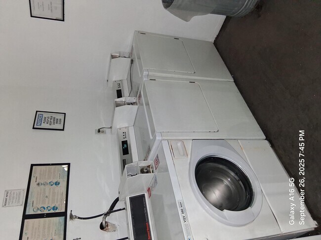 Foto del edificio - 4737 Artesia Blvd