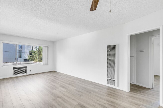 Foto del edificio - 6120 Radford Ave