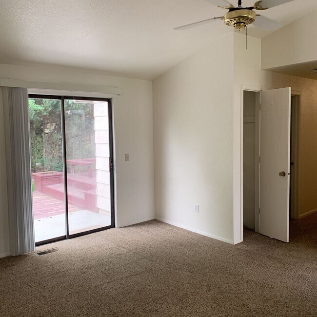 Foto del edificio - Huge Back Deck in Desirable Location!
