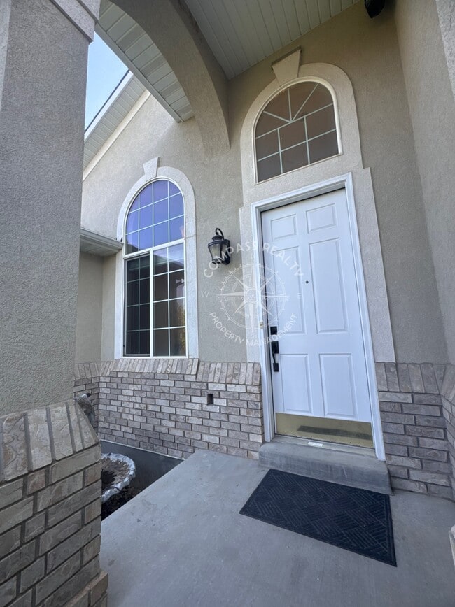 Building Photo - 372 Angus Cove