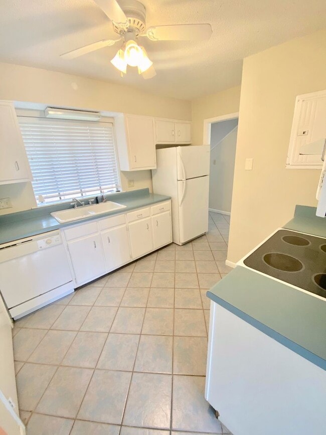 Building Photo - 2/1.5 NE Jackson Townhome