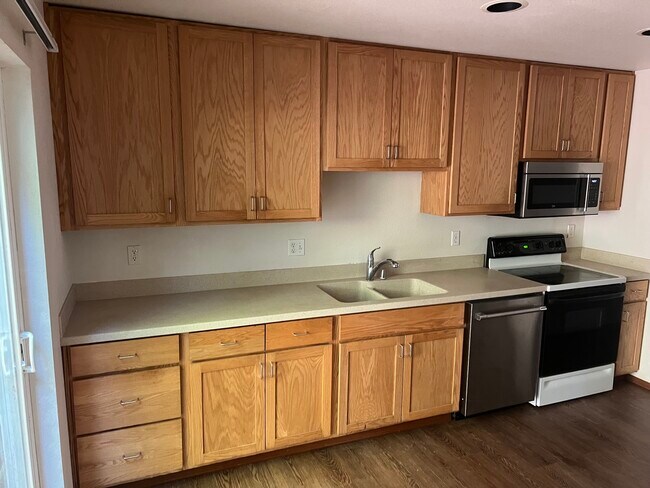 Kitchen solid surface countertop - 6223 54th Avenue Ct W