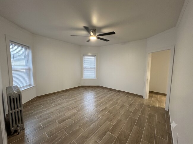 Comedor - 4904 N Marmora Ave