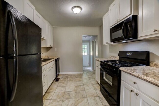 Building Photo - 3/2/1 Close to TU and Downtown