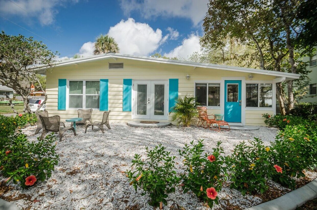 393 5th St S Unit 393 5th St B 1/1, Safety Harbor, FL 34695 Room