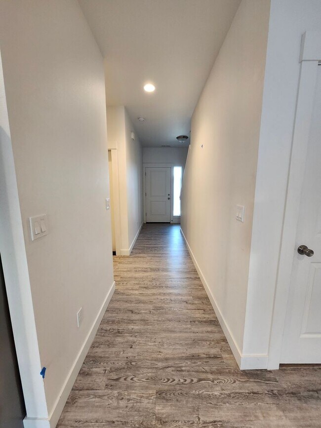 Foto del edificio - Spacious 3 bed/2.5 bath Townhouse - Gorgeo...