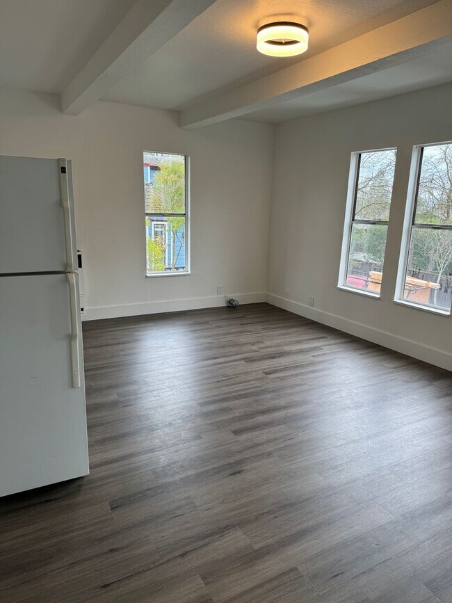 Building Photo - Hartz Property Management presents 1035 Mo...