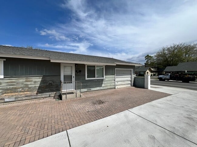 Foto del edificio - Refreshed Two Bedroom Sparks Duplex