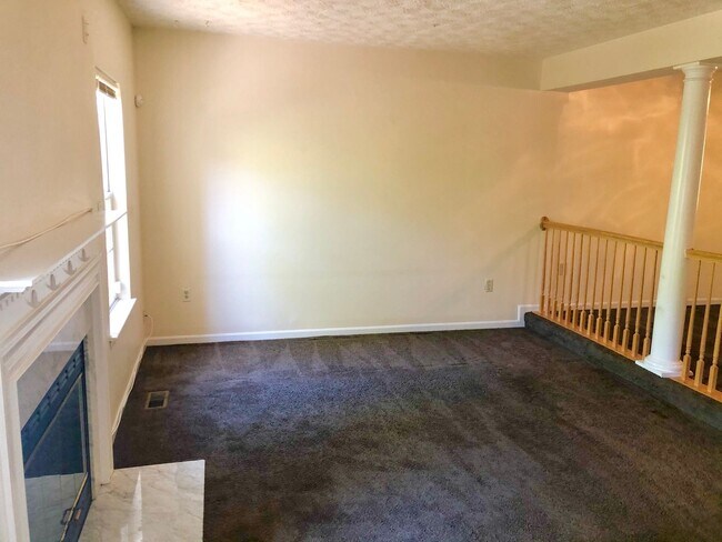 Foto del edificio - Lovely 3 BA/2 Full BA & 2 Half BA Townhome...