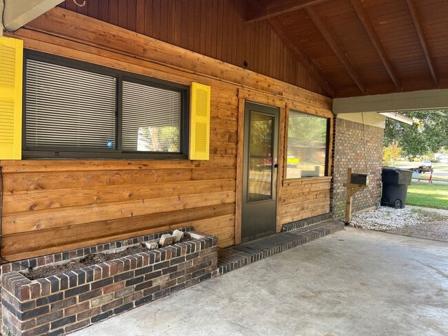 Building Photo - BROADMOOR SOUTH*3/2*CLOSE TO LSUS COLLEGE*...