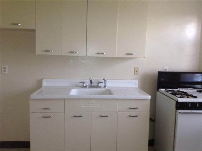 Kitchen - Glenwood Apartments