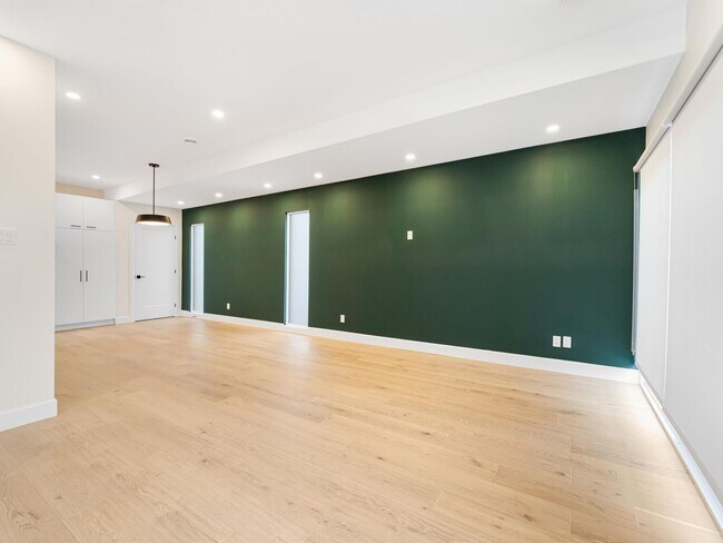 Building Photo - Parking included - 3 bed, 3 bath - Available on Oct. 1st