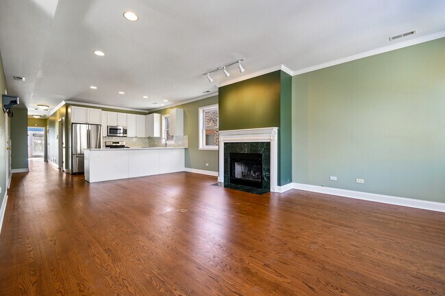 Building Photo - 2131 W Evergreen Ave