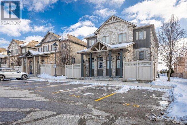 Photo du bâtiment - 3200-3200 Singleton Ave