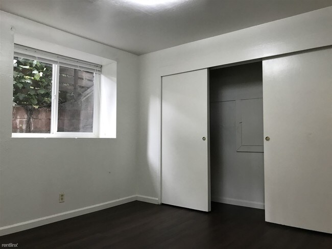 Building Photo - 3 br, 1.5 bath Duplex - 6425 Outlook Ave