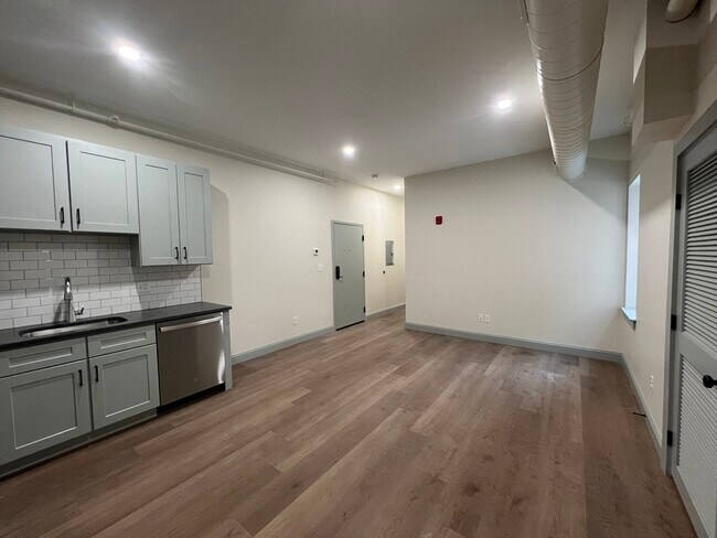 Building Photo - 160 Seabury St