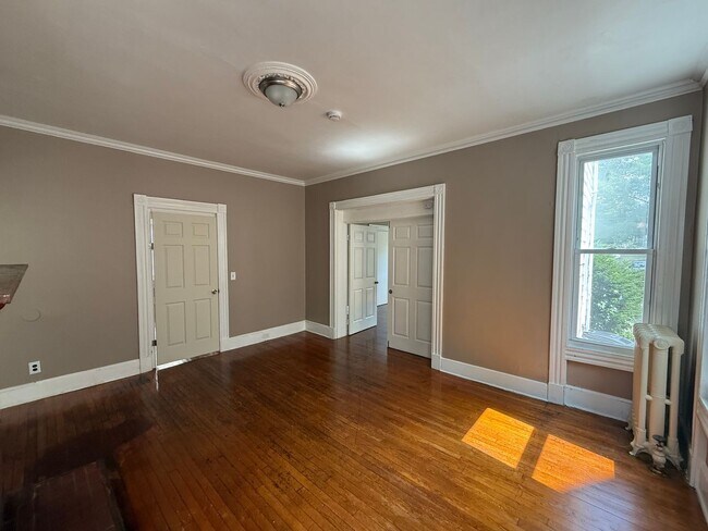 Building Photo - 870 Elm St