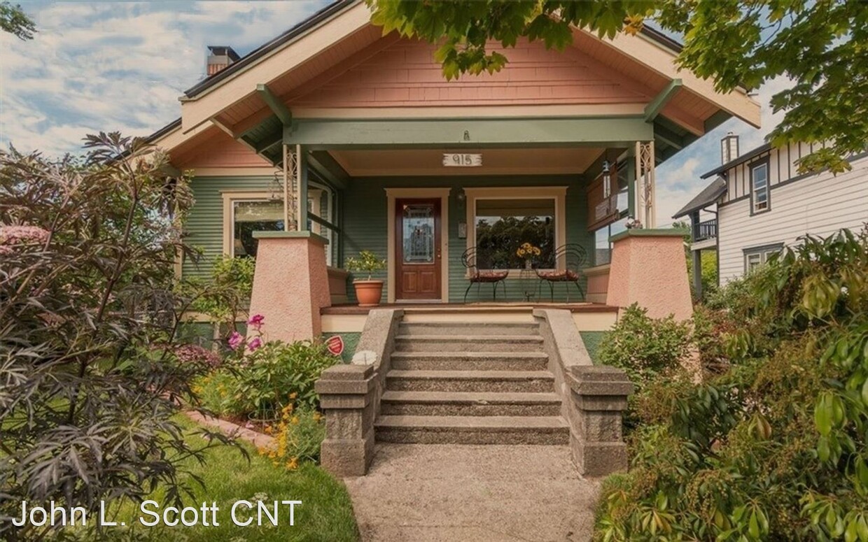 Primary Photo - 3 br, 1.5 bath House - 915 F St.