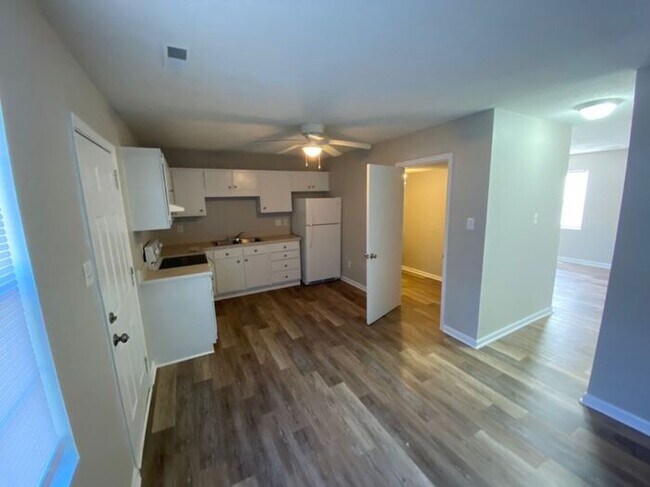 Building Photo - Updated 2 bedroom in convenient Durham loc...