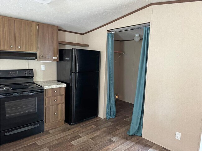 Building Photo - 390 Hidden Oaks Dr