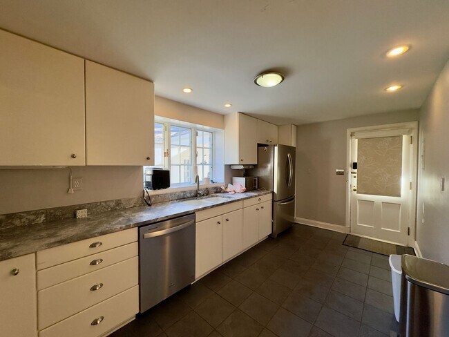 Building Photo - Charming 4 Bedroom/3.5 Bathroom Detached Home in Homeland, MD!