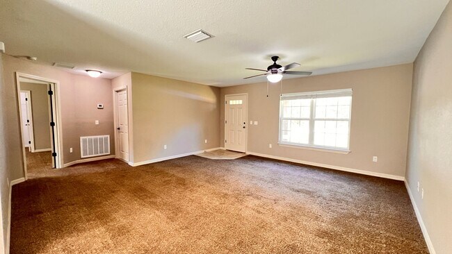 Foto del edificio - 3 BD/2BA Home in Beautiful Ocklawaha Ready for Move-In