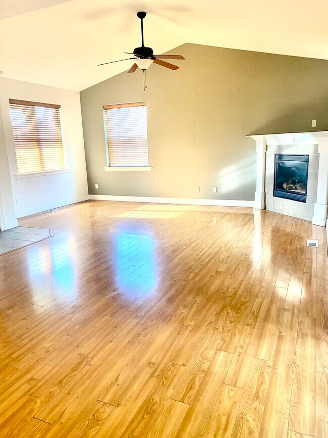 Foto del edificio - 547 SW Rock Creek Dr