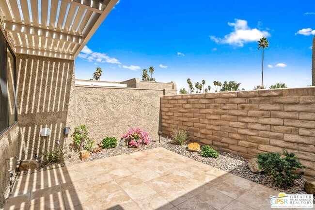 Building Photo - 867 N Calle De Pinos