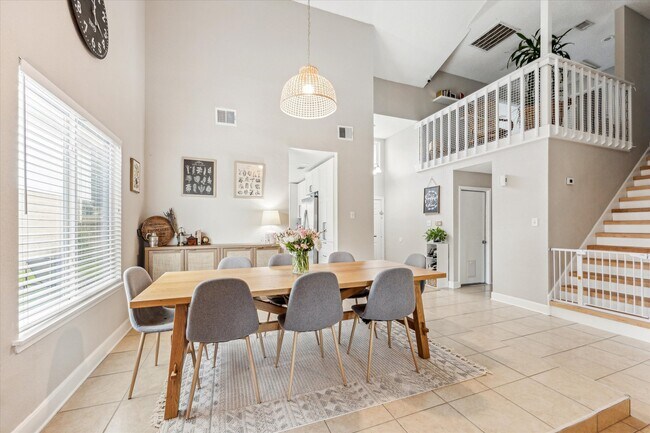 Espacios abiertos de comedor y sala de estar - hacia la cocina y la entrada - 13511 Windchase Ct