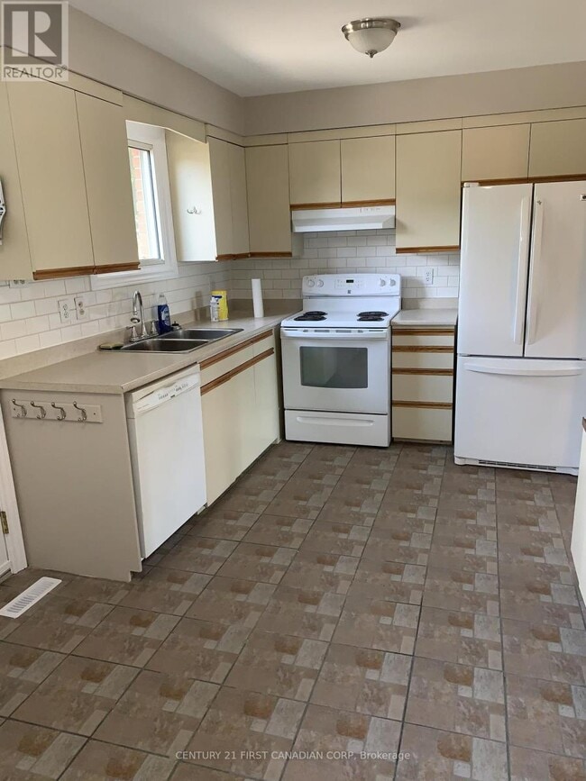 Building Photo - 51 Sholto Dr