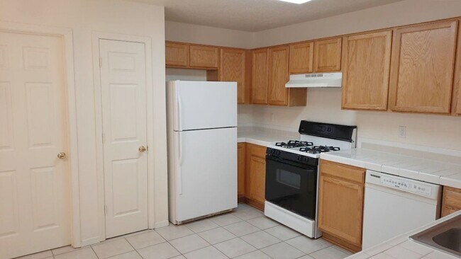 Building Photo - 4 Bedroom, 2.5 Bathroom! Lovely Home Comin...