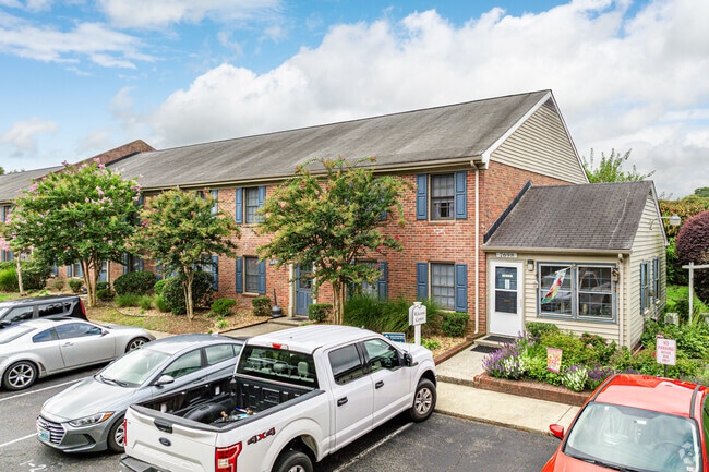 Building Photo - Colonial Point Apartments