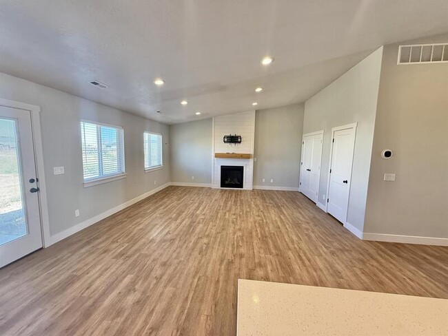 Building Photo - 884 W Factory St