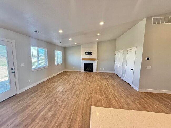 Foto del edificio - 884 W Factory St