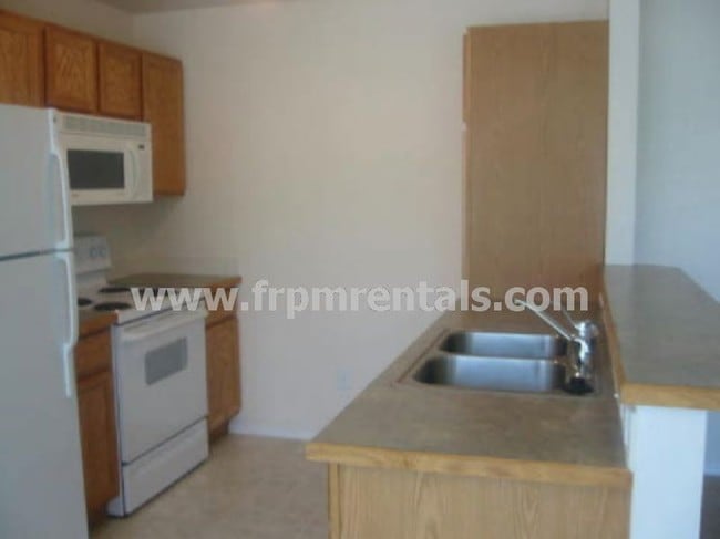 Building Photo - Spacious 3 Bed, 2 Bath Upper Level Apartment
