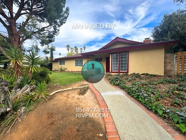 Foto del edificio - Charming Riverside Pool Home!