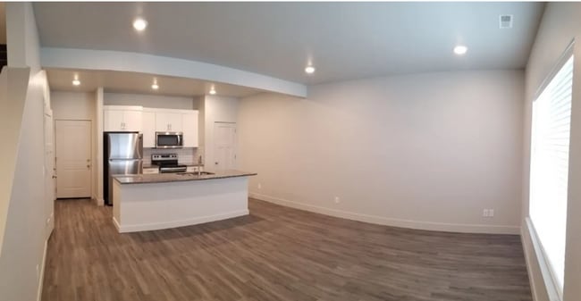 Building Photo - Gorgeous 3 bed 2.5 bath Townhome located in Idaho Falls!