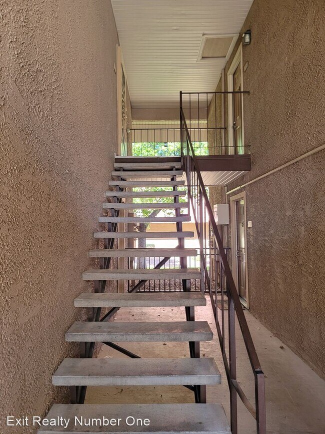 Building Photo - 2 br, 1 bath House - 5001 River Glen Drive...