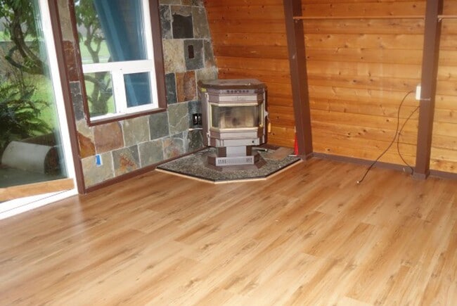 Building Photo - 2 Story 2 Bedroom 1 3/4 Bath Chalet Style ...