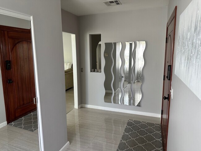 Foyer - 848 S Ridgeley Dr