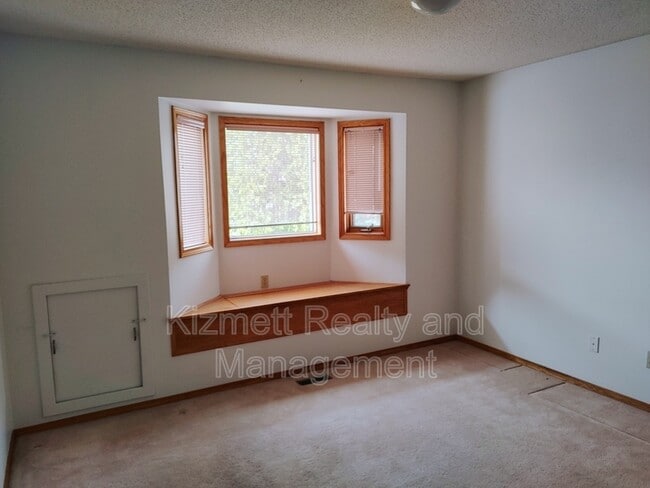 Photo du bâtiment - 615 Forest Ln NW