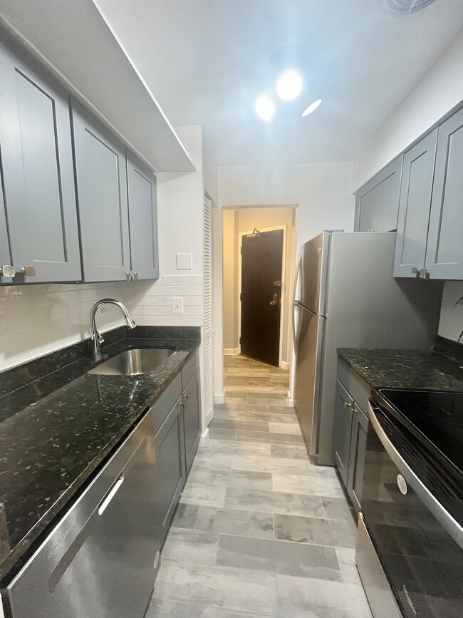 Foto del edificio - 3815 N Pine Grove Ave