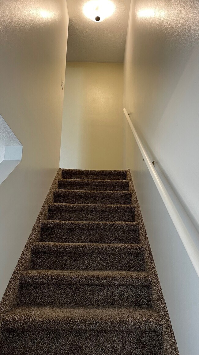 Escaleras que conducen a las habitaciones del segundo piso. - 1274 S 170 W