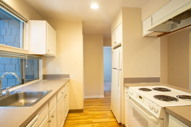 Building Photo - Get $500 OFF! Fantastic Lake Oswego 1Bdr w/Fireplace, Dishwasher, W/D & Patio!