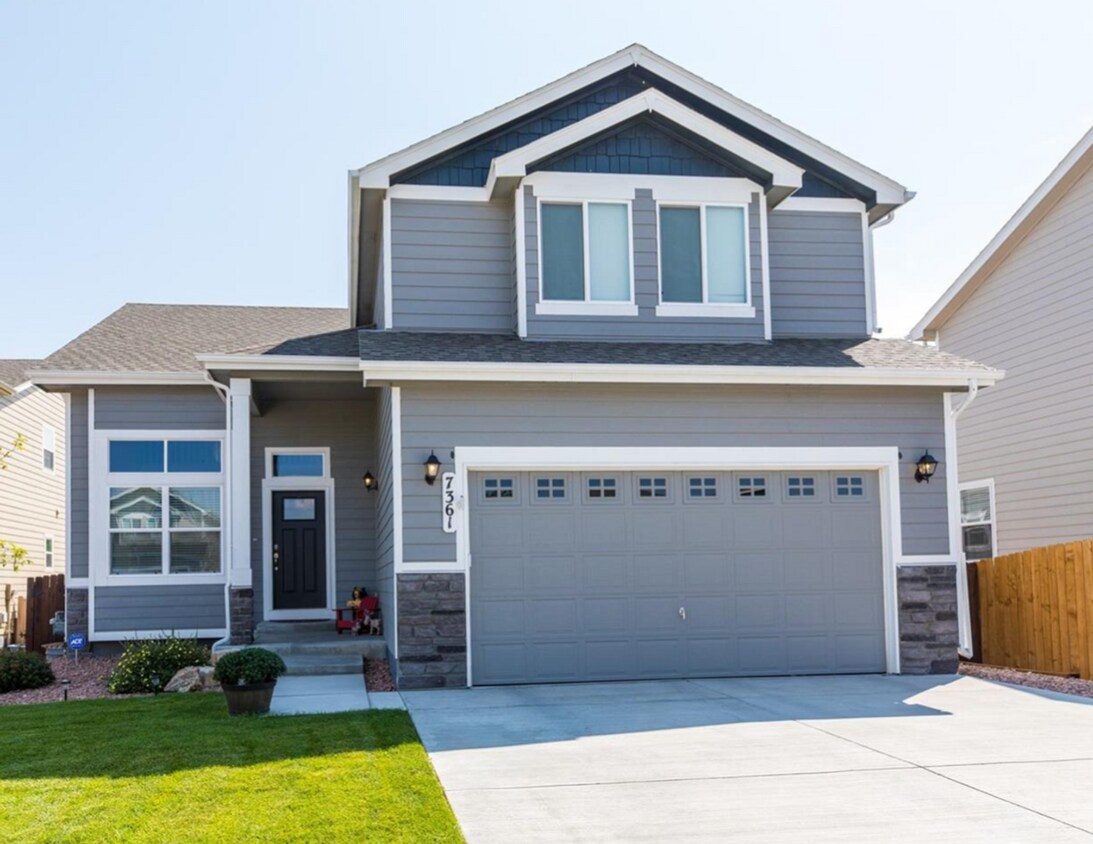 Foto principal - Super Spacious & Stylish 4BD/3.5BA Home wi...
