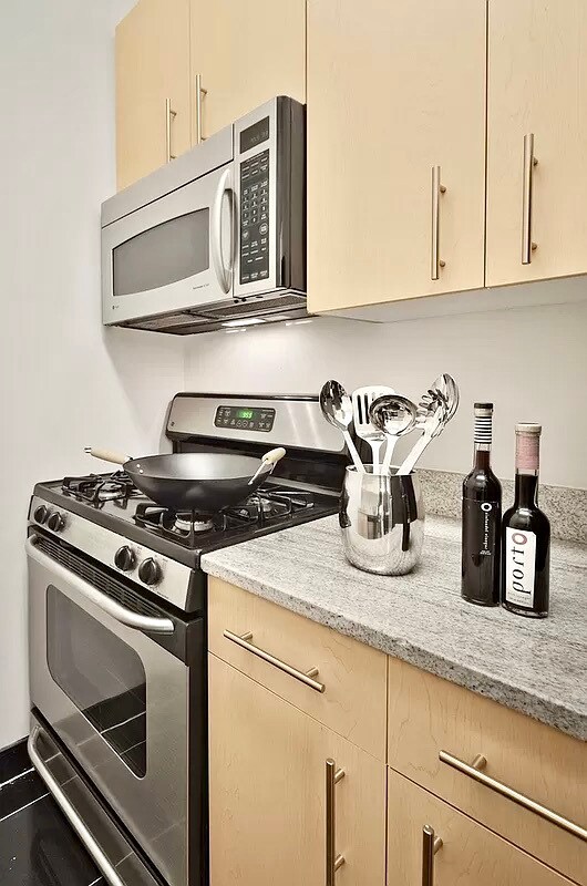 Building Photo - Spacious & Sunny Studio in Financial Distr...