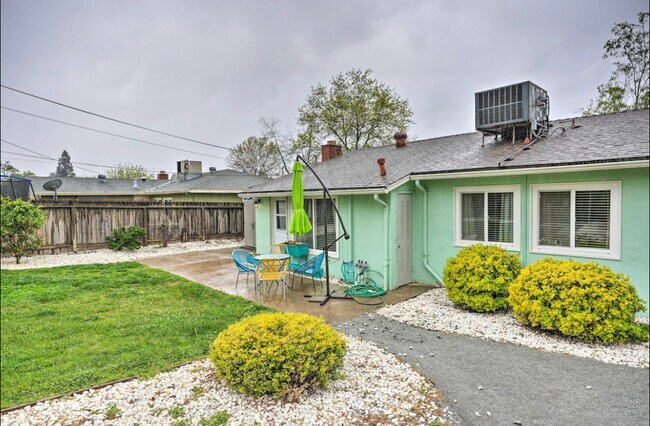 Backyard with seating area - 1320 Gladstone Dr