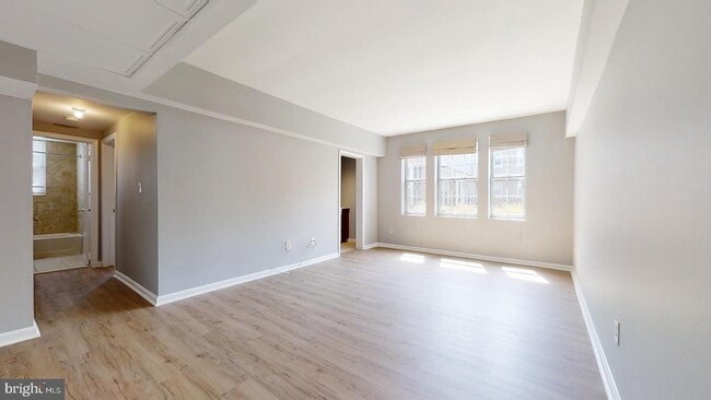 Building Photo - 1737 Queens Ln