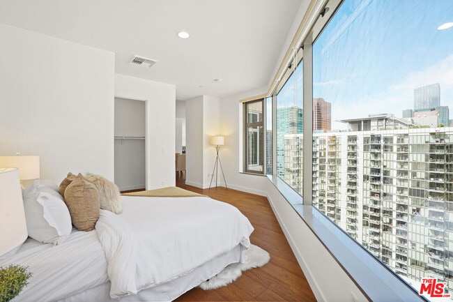 Foto del edificio - 801 S Grand Ave