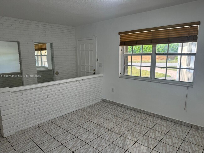 Foto del edificio - 15195 NE 2nd Ave